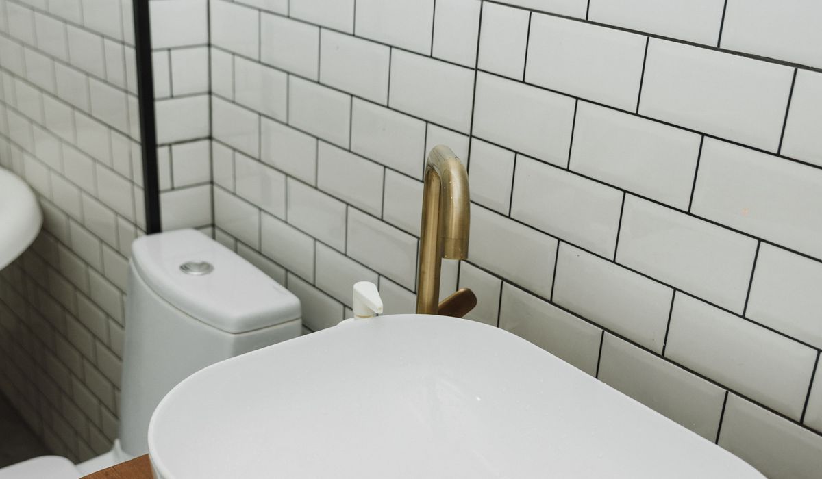 How to Grout Tiles Without Smearing the Surface